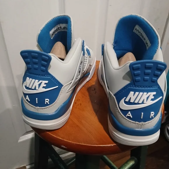 Air Jordan 4 Retro - Picture 2 of 6